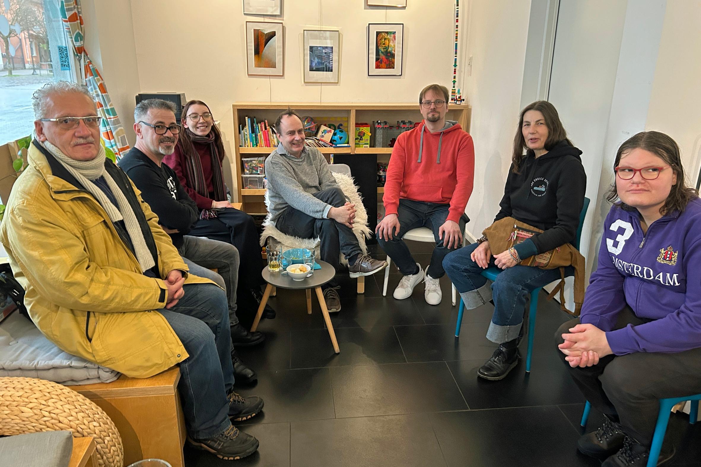 Erstes Treffen der Initiative international:handshake im welt:raum in Saarbrücken. Mit dabei: Mazen (2. von links), Konrad (Mitte), Simon (3. von rechts) und Sonja (2. von rechts).