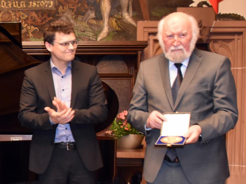 Der Geschäftsführer der Synogogengemeinde Saar Evgenij Mrinski überreicht Professor Herbert Jochum die Friedrich-Schlomo-Rabbiner-Rülf-Medaille.