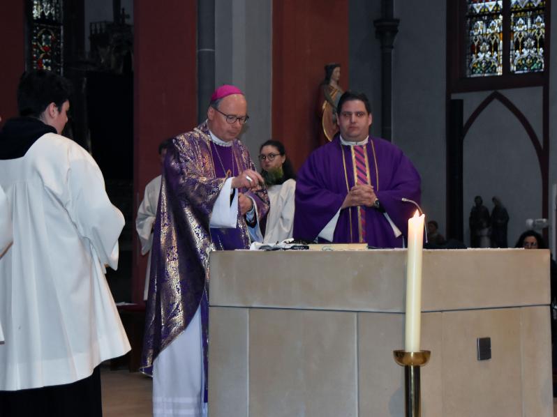 Bischof Ackermann segnet die Kreuze der Jugendlichen.