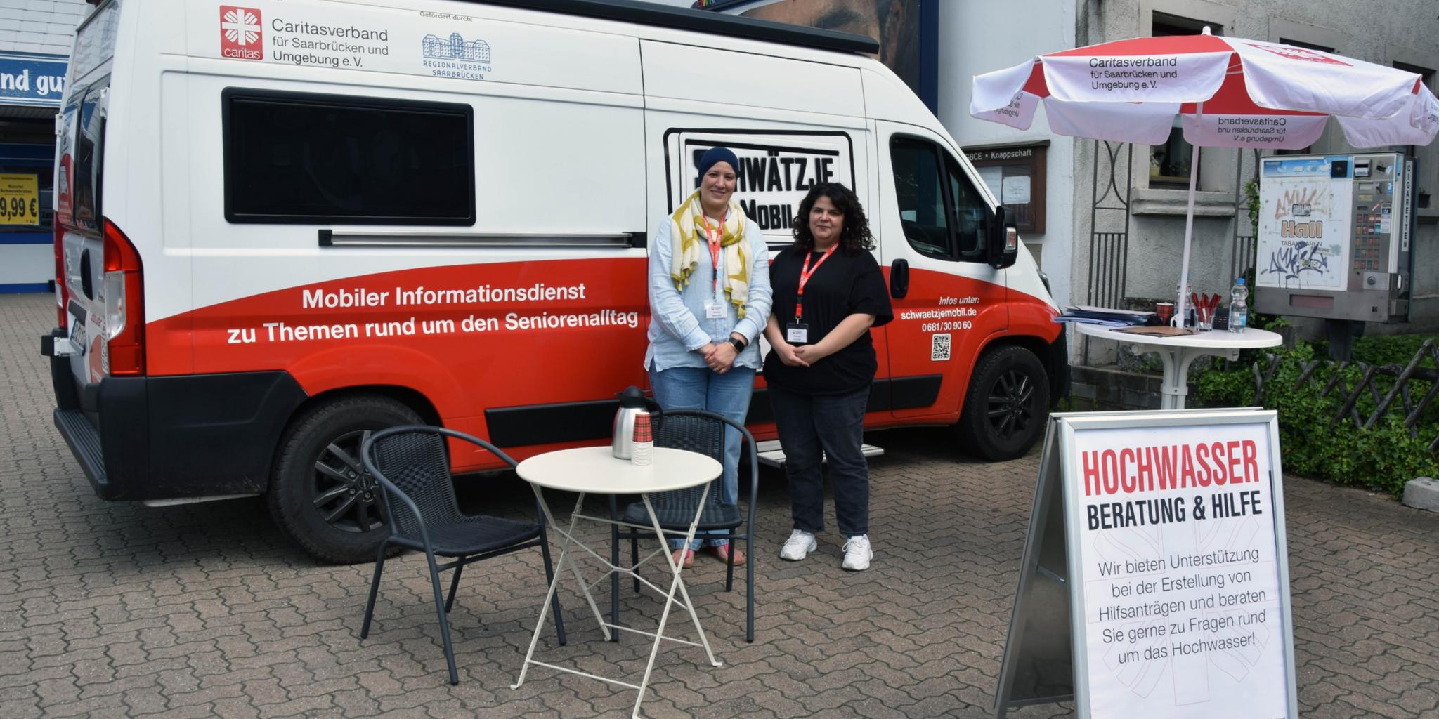 Amina Belaredj und Hannan Chalabi vom Caritasverband Saarbrücken und Umgebung e.V. beraten in Lauterbach Hochwasserbetroffene.