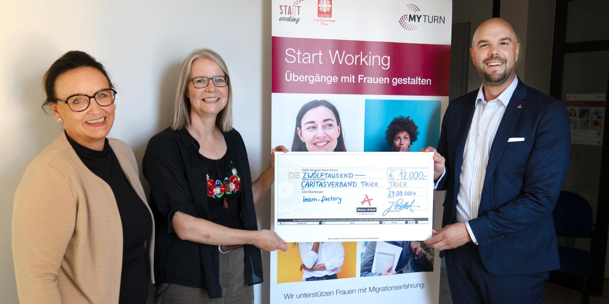 Von rechts: Johannes Tittel, Geschäftsführer der Aktion Arbeit, übergibt den Spendenscheck an Margrit Buchholz-Weinert vom Projekt „Start Working“ und Caritas-Abteilungsleiterin Tanja Reuter.