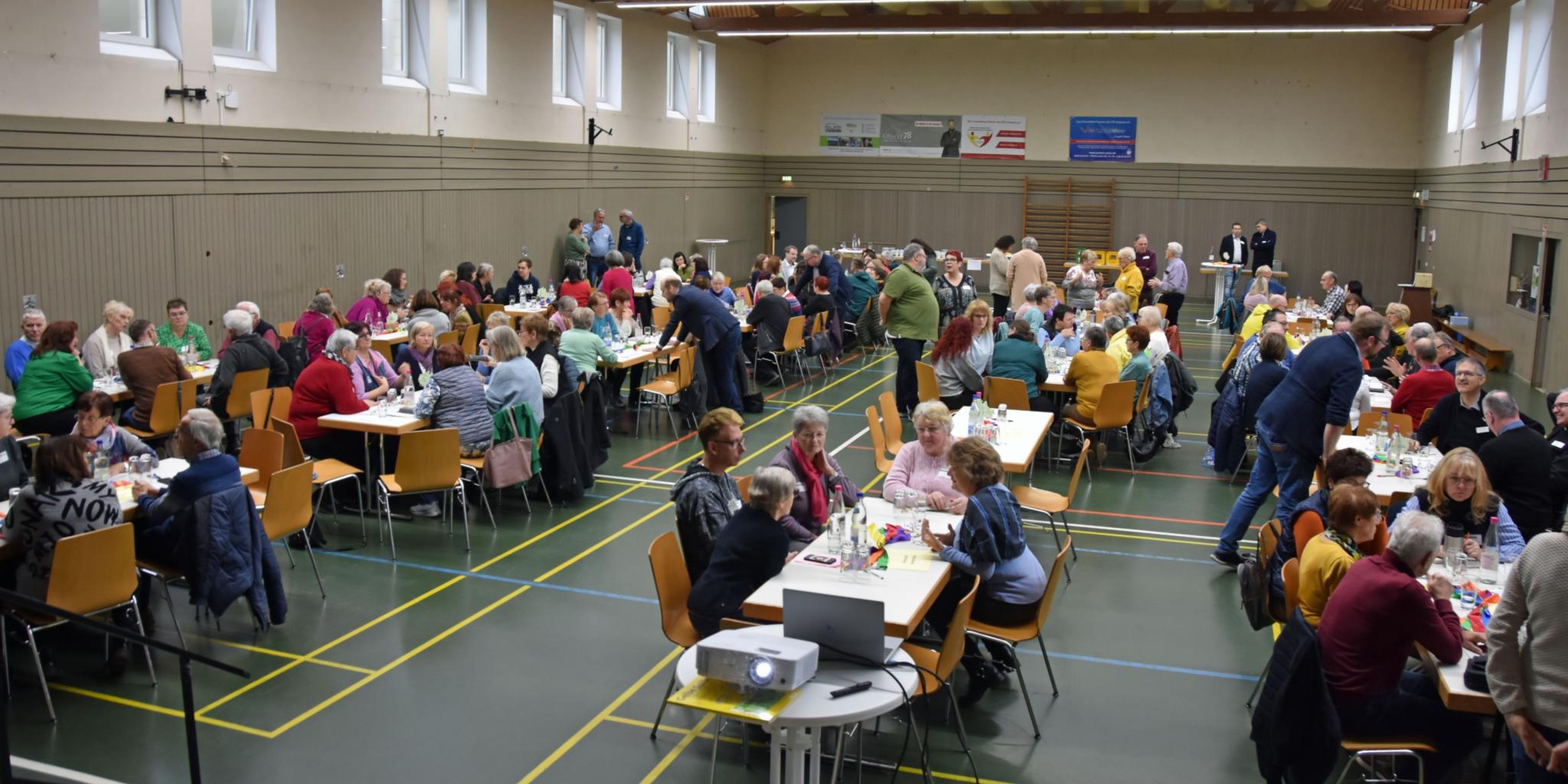 Blick in die Talbachhalle bei der Synodalversammlung des Pastoralen Raums Lebach.