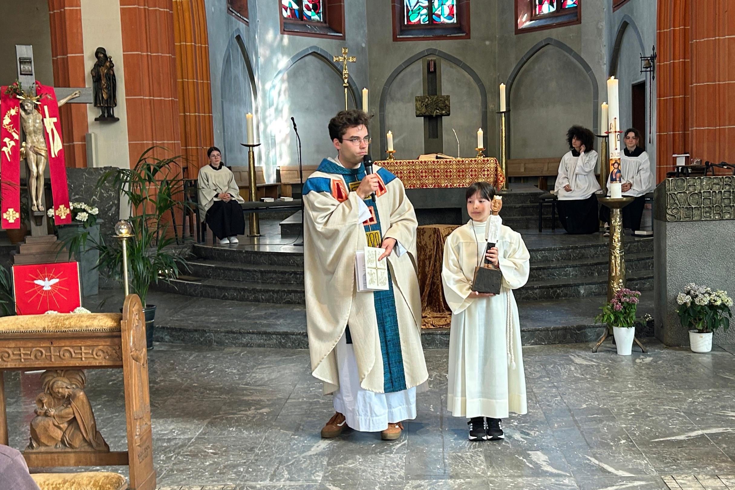 Gottesdienst in St. Jakob mit Kaplan Christian Jager. Die Sechstklässlerin Lena trägt die Königsfigur.