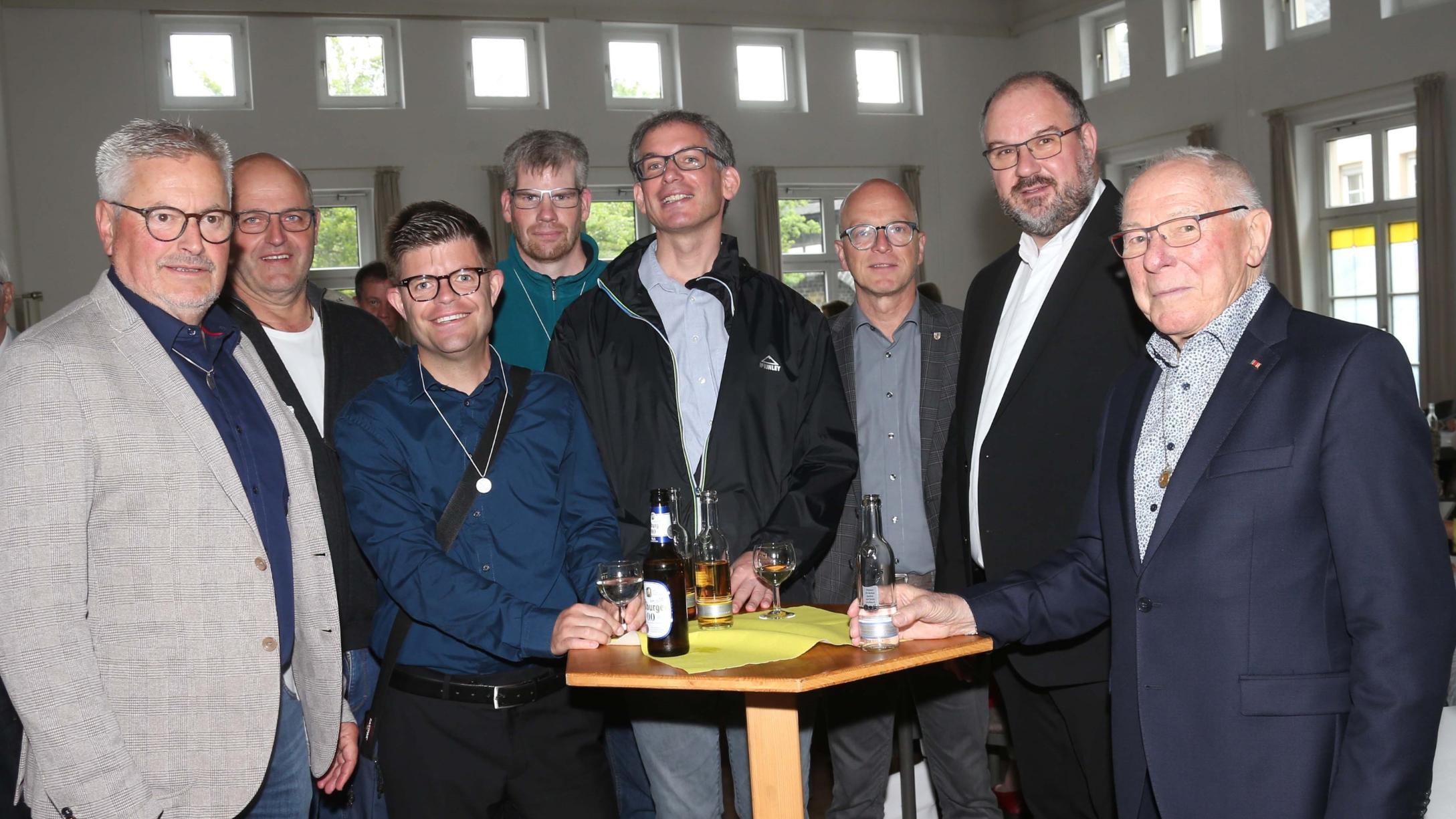 Im Gespräch beim Pilgerjubiläum: Brudermeister Rolf Keuser, Klaus Thelen von den Caritas Werkstätten mit den Erstpilgern Martin Lohner, Andreas Henseler und Christian Hoffmann sowie Mayens Oberbürgermeister Dirk Meid, Präses Jörg Schuh und Ehrenbrudermeister Heinz Schäfer (von links).