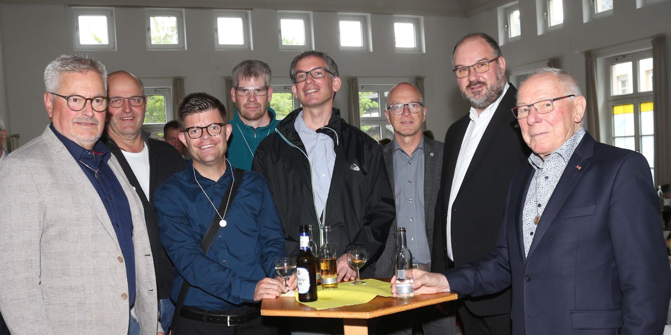 Im Gespräch beim Pilgerjubiläum: Brudermeister Rolf Keuser, Klaus Thelen von den Caritas Werkstätten mit den Erstpilgern Martin Lohner, Andreas Henseler und Christian Hoffmann sowie Mayens Oberbürgermeister Dirk Meid, Präses Jörg Schuh und Ehrenbrudermeister Heinz Schäfer (von links).