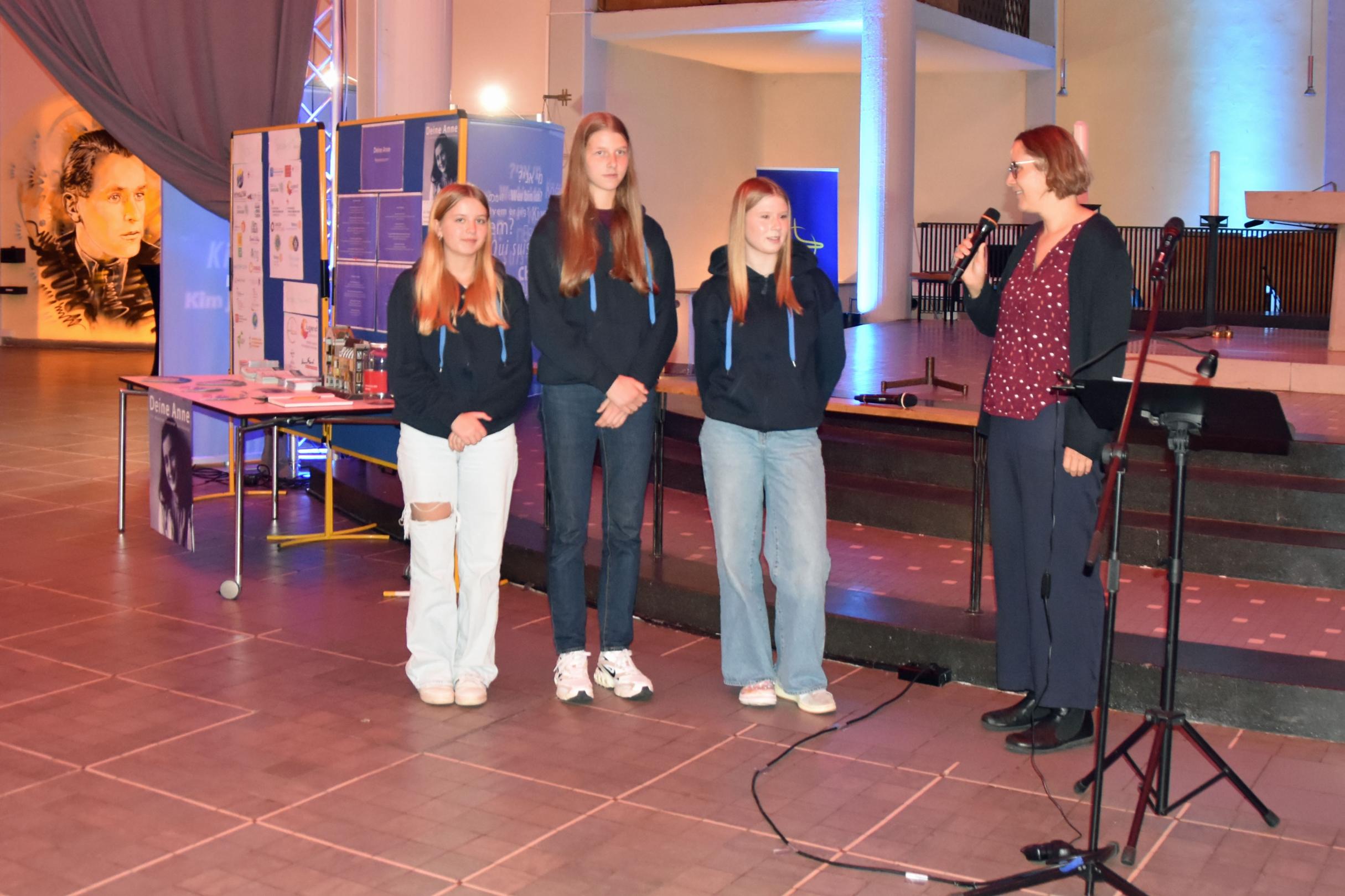 Die Direktion des Anne Frank Zentrums, Veronika Nahm, mit den Peer Guides Marie, Ronja und Hermine.