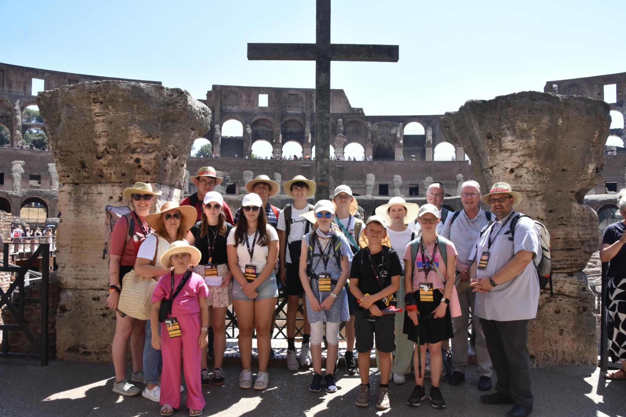 Die Andernacher Gruppe besucht mit Bischof Ackermann gemeinsam das Colosseum