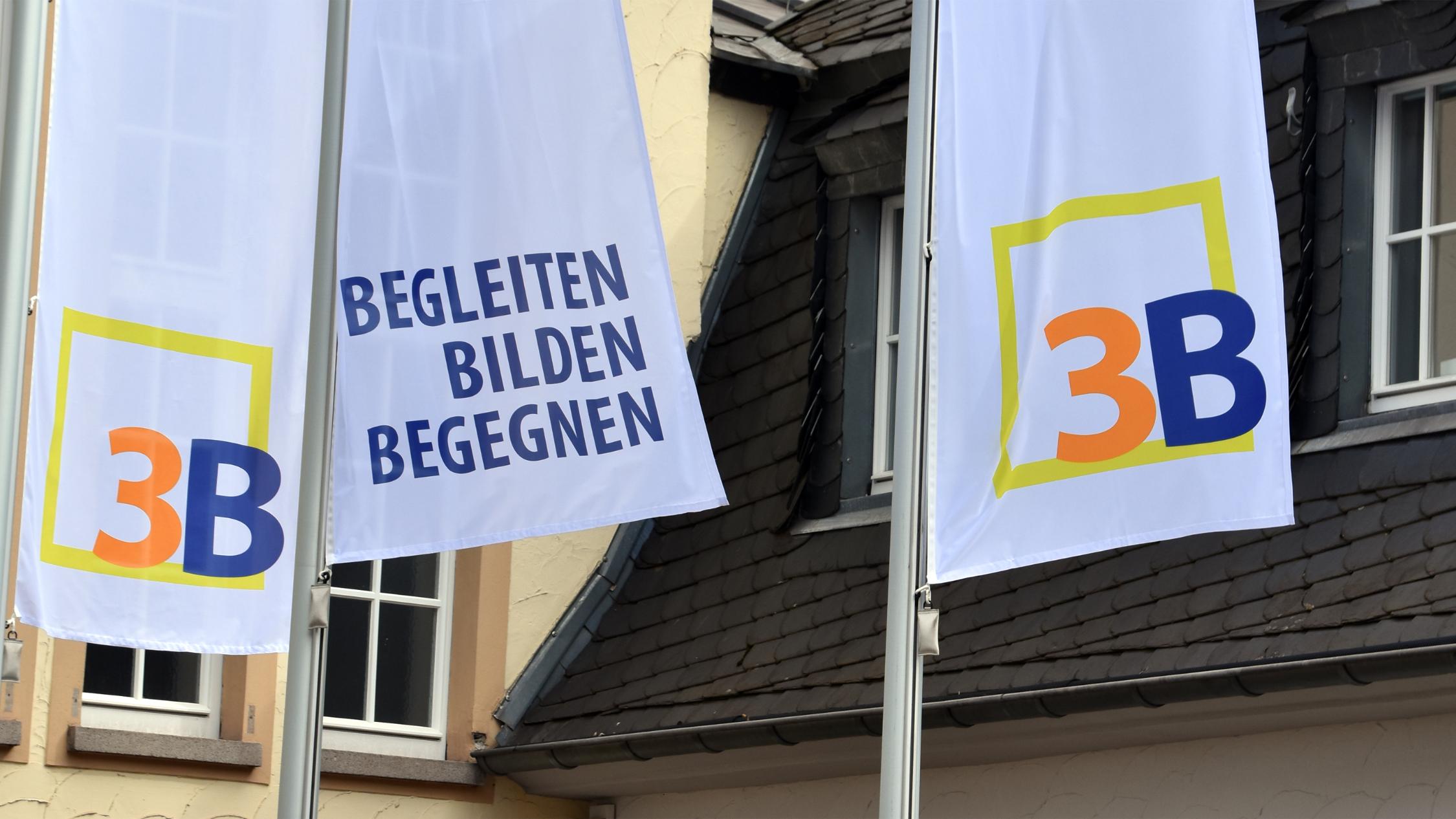 Die Fahnen am Oswald-von-Nell-Breuning-Haus in Dillingen tragen den neuen Namen 3B.