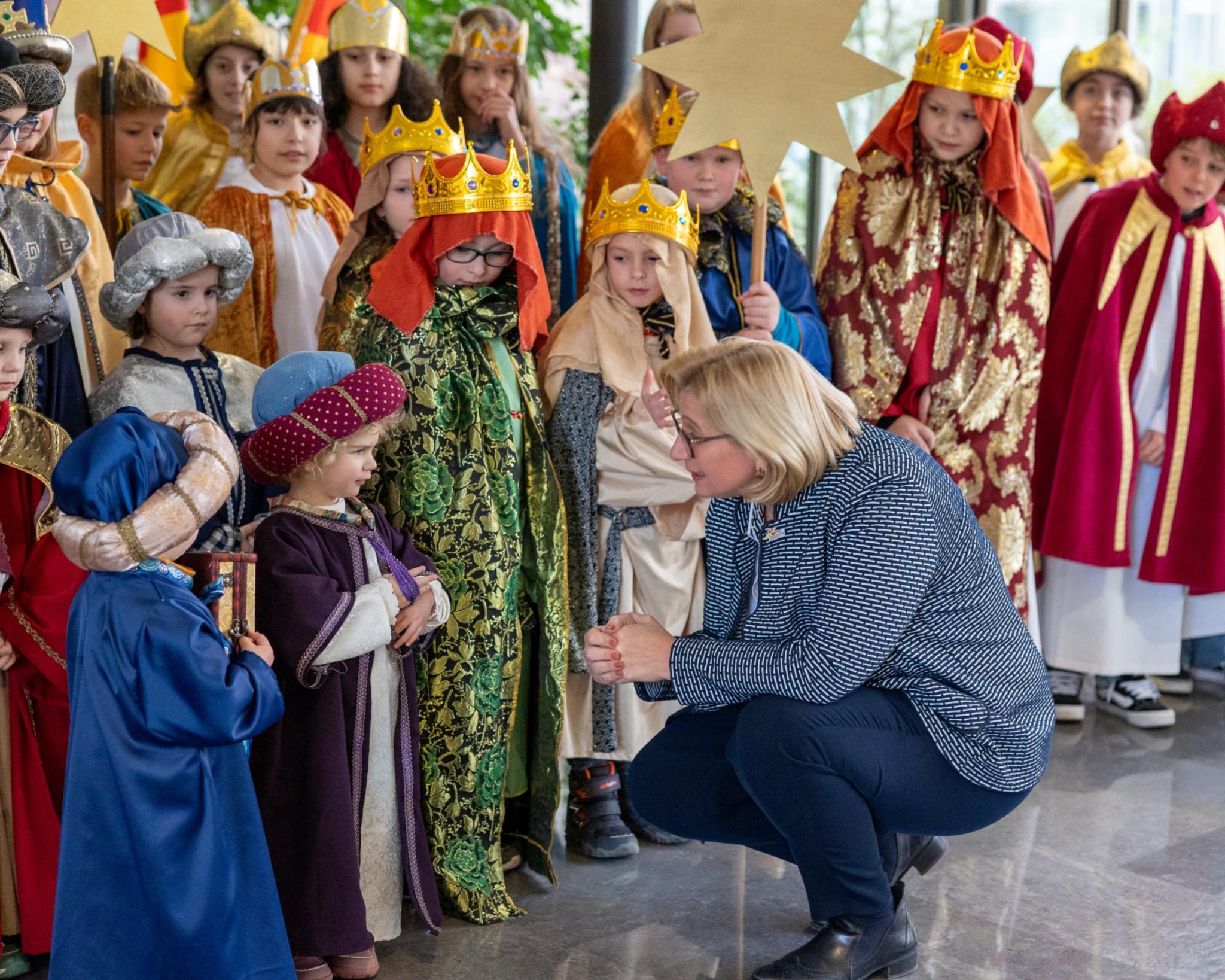 50 Sternsinger brachten den Segen in die Staatskanzlei.