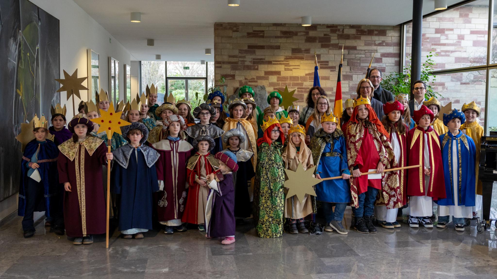 50 Sternsinger brachten den Segen in die Staatskanzlei.