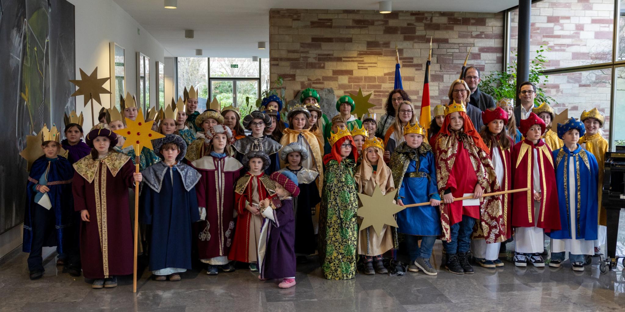 50 Sternsinger brachten den Segen in die Staatskanzlei.