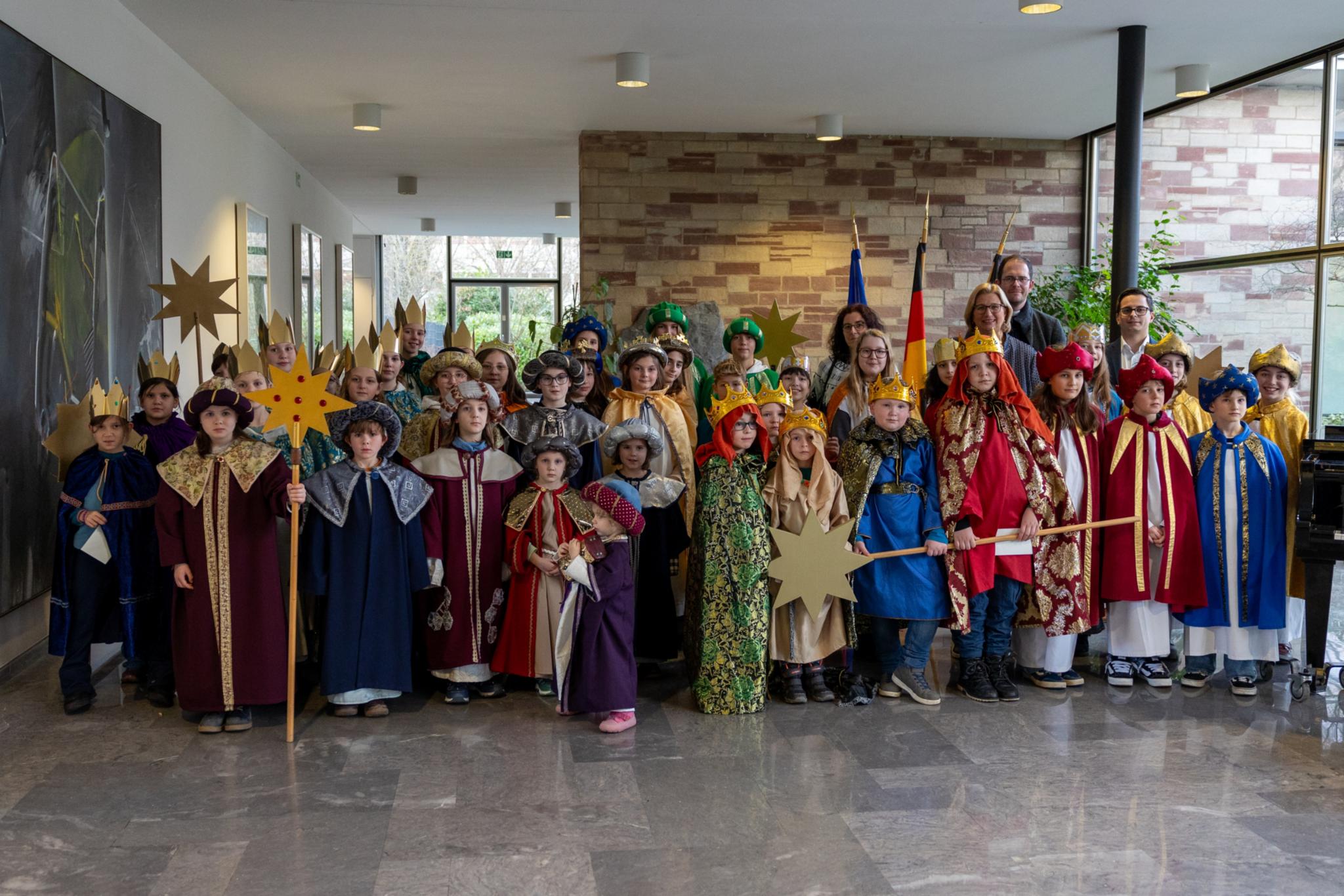 50 Sternsinger brachten den Segen in die Staatskanzlei.