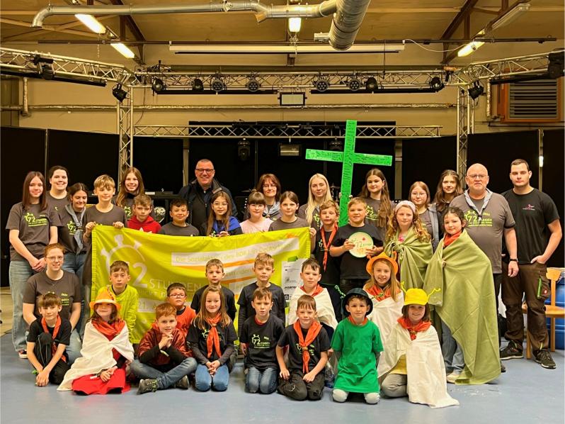 Viele Kinder, Jugendliche und engagierte Erwachsene erarbeiten zusammen in der Jugendkirche 'Crossport to heaven' am Flughafen Hahn ein Programm im Rahmen der 72-Stunden-Aktion.