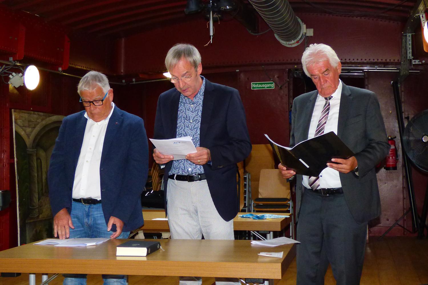 Die Liturgen des Gottesdienstes: Wolfgang Schmidt, Evangelischer Kirchenkreis Saar-West und Vorstand der ACK Saar Peter Guckenbiehl, Neuapostolische Kirche Saarbrücken Joachim Bartenschlager, Selbständige Evangelich Lutherische Kirche Saarbrücken