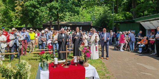 Der ökumenische Pfingstmontagsgottesdienst 2023 fand auf der Wiedinsel in Niederbieber statt und wurde vom ACK organisiert.