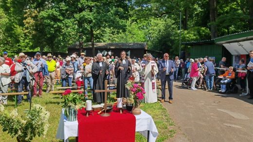 Der ökumenische Pfingstmontagsgottesdienst 2023 fand auf der Wiedinsel in Niederbieber statt und wurde vom ACK organisiert.