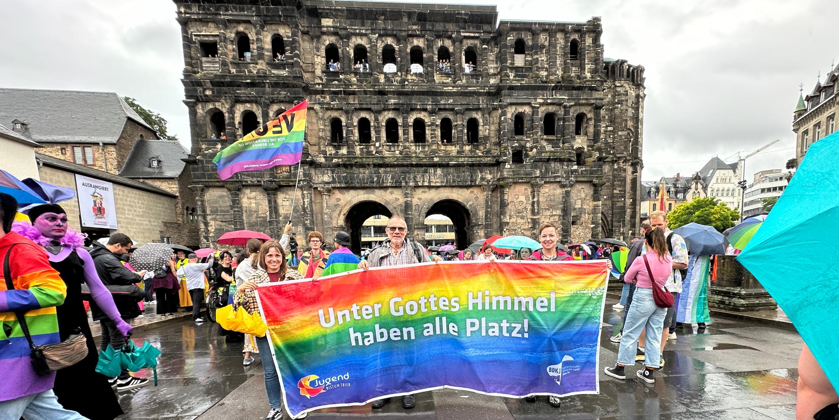 Beginn der Pride mit dem AK Queer an der Porta Nigra