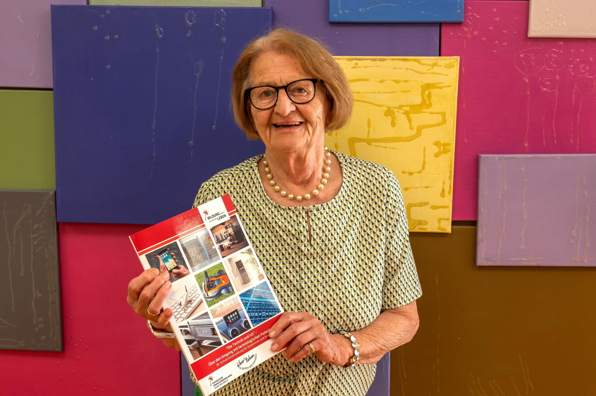 Cornelia Wacheck, 90 Jahre mit ihrem Exemplar von „Technik und ich“