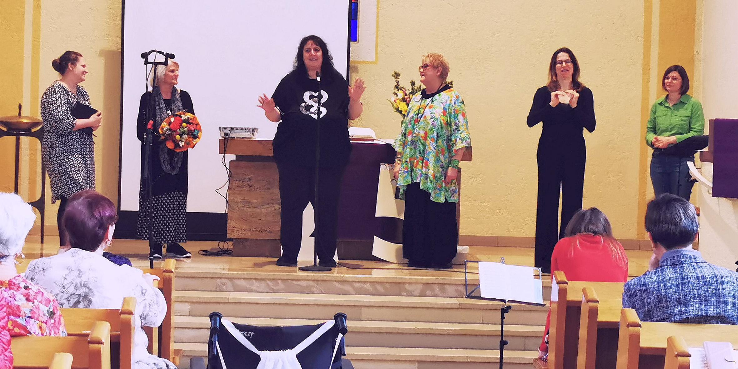 Sabine Blügel-Ebinghaus (Dritte von rechts), die die Gottesdienste organisiert, wurde bei der Jubiläumsfeier für ihr Engagement geehrt.