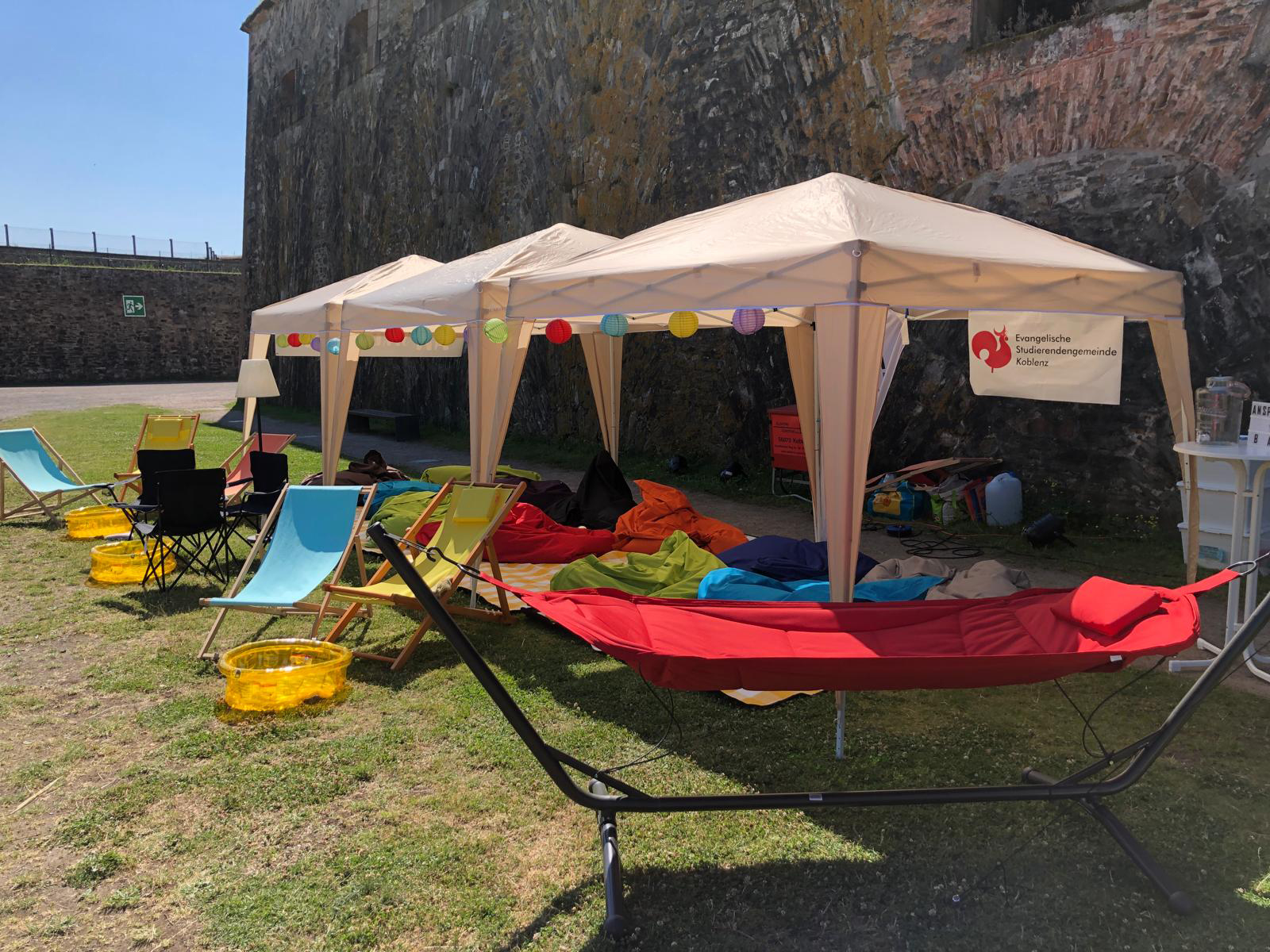 Planschbecken und gemütliche Sitzgelegenheiten im Schatten der Festung – das war an diesem 30-Grad-Tag ein Segen. 