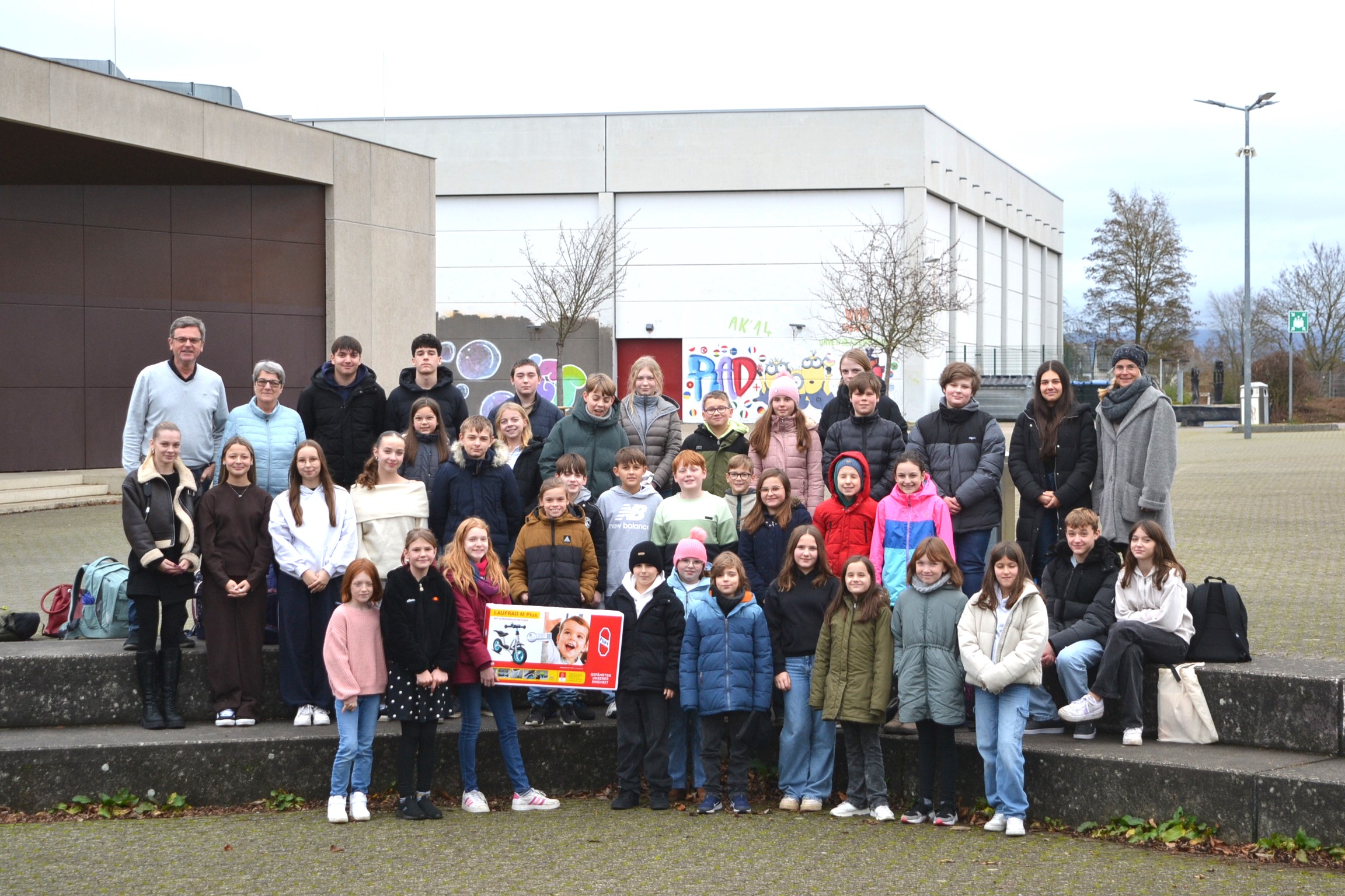 Auch diesmal war es wieder ein schöner Moment, als die Schülerinnen und Schüler der IGS Pellenz ihre Wunschbaum-Geschenke Martina Prüm von der Caritas überreichten.