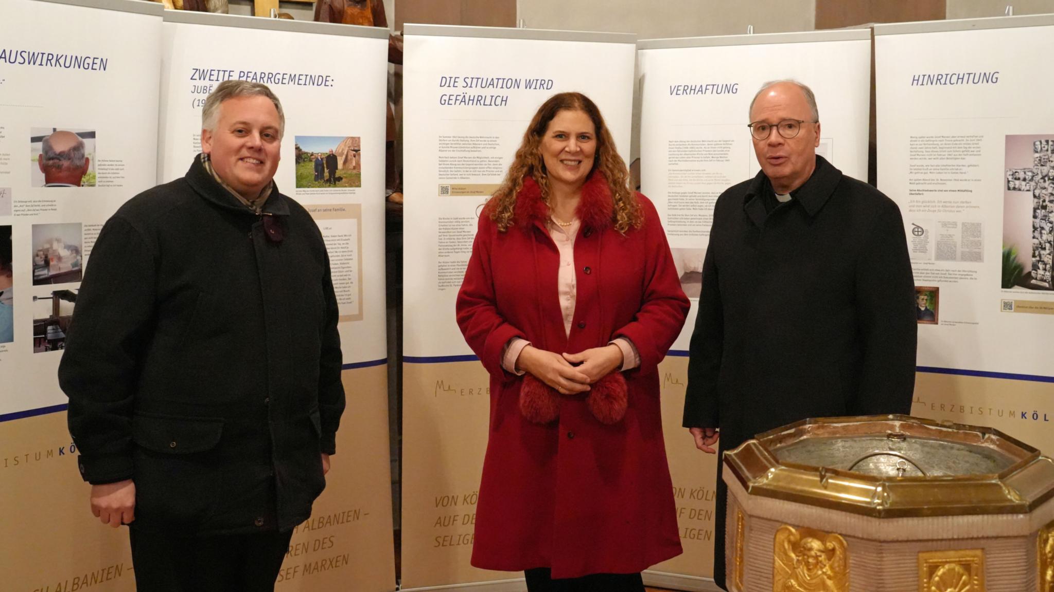 Pfarrer Marco Weber, Cäcilia Giebermann und Bischof Stephan Ackermann (von links) in der Ausstellung zu Josef Marxen in der St.-Remigius-Kirche.