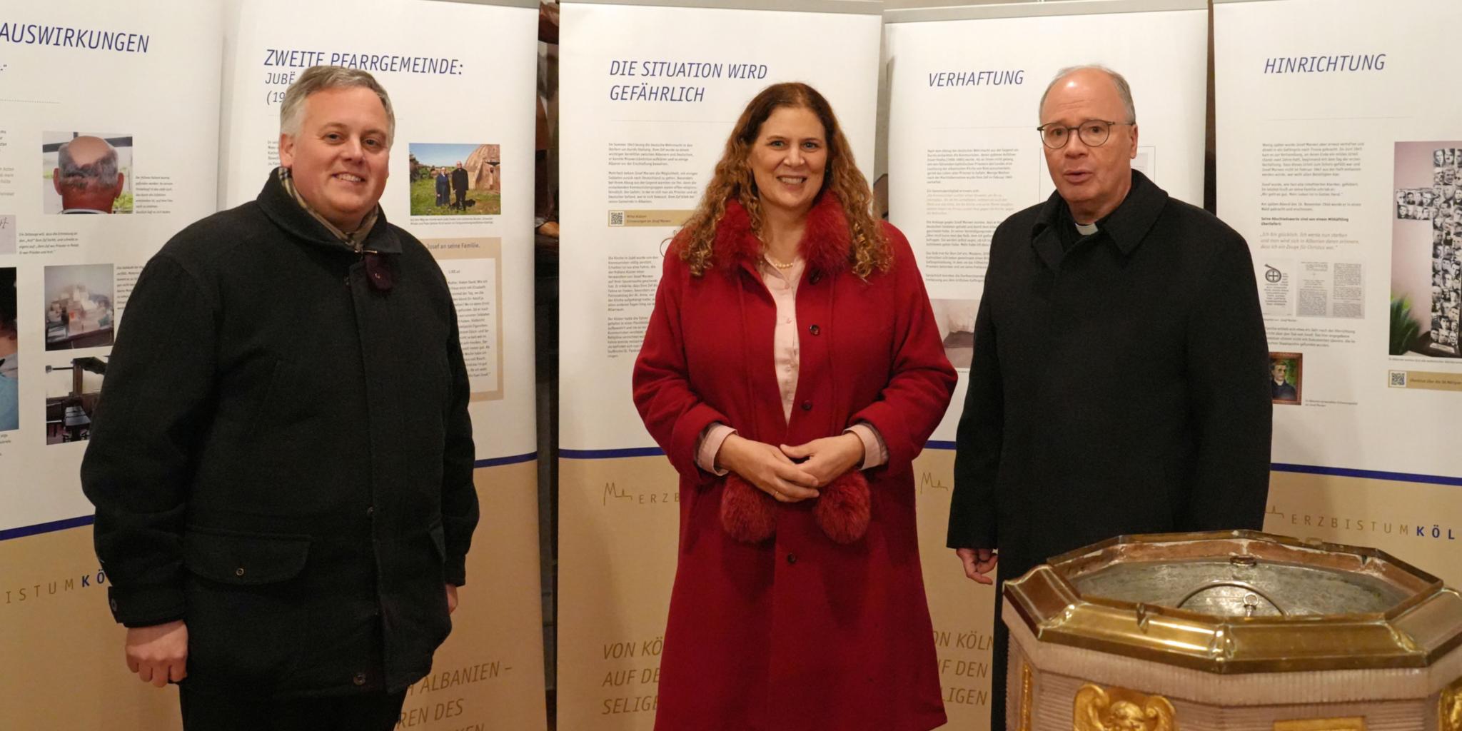 Pfarrer Marco Weber, Cäcilia Giebermann und Bischof Stephan Ackermann (von links) in der Ausstellung zu Josef Marxen in der St.-Remigius-Kirche.