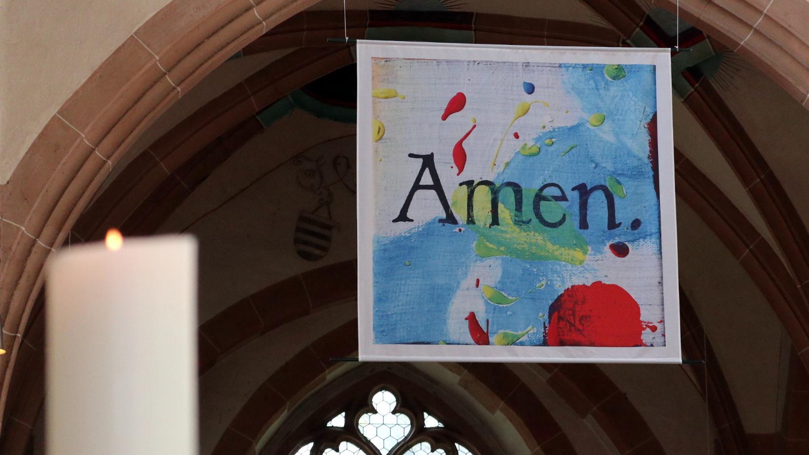 Das 'Amen' schwebt in der Martinskirche in Oberwesel.