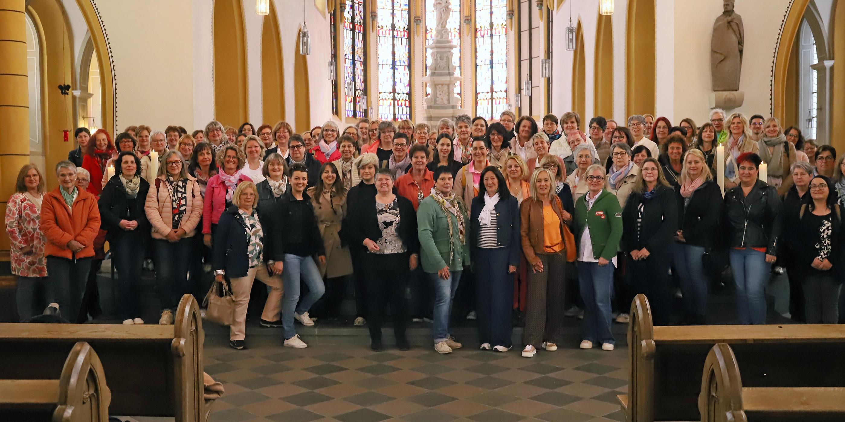 Gruppenfoto der Pfarrsekretärinnen und -sekretäre