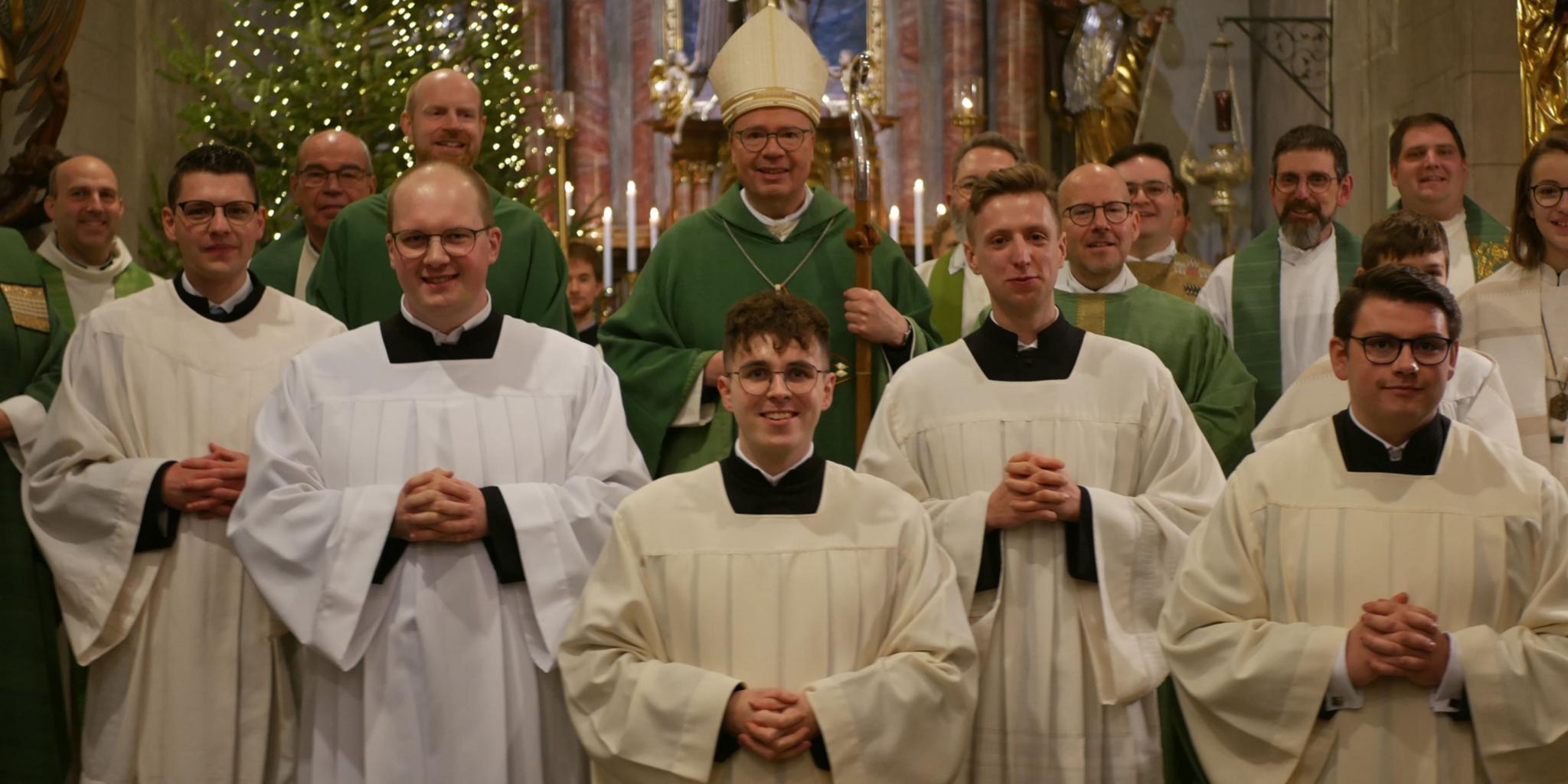 Bischof Dr. Stephan Ackermann mit den Beauftragten, dem Weihekandidaten und den Konzelebranten.