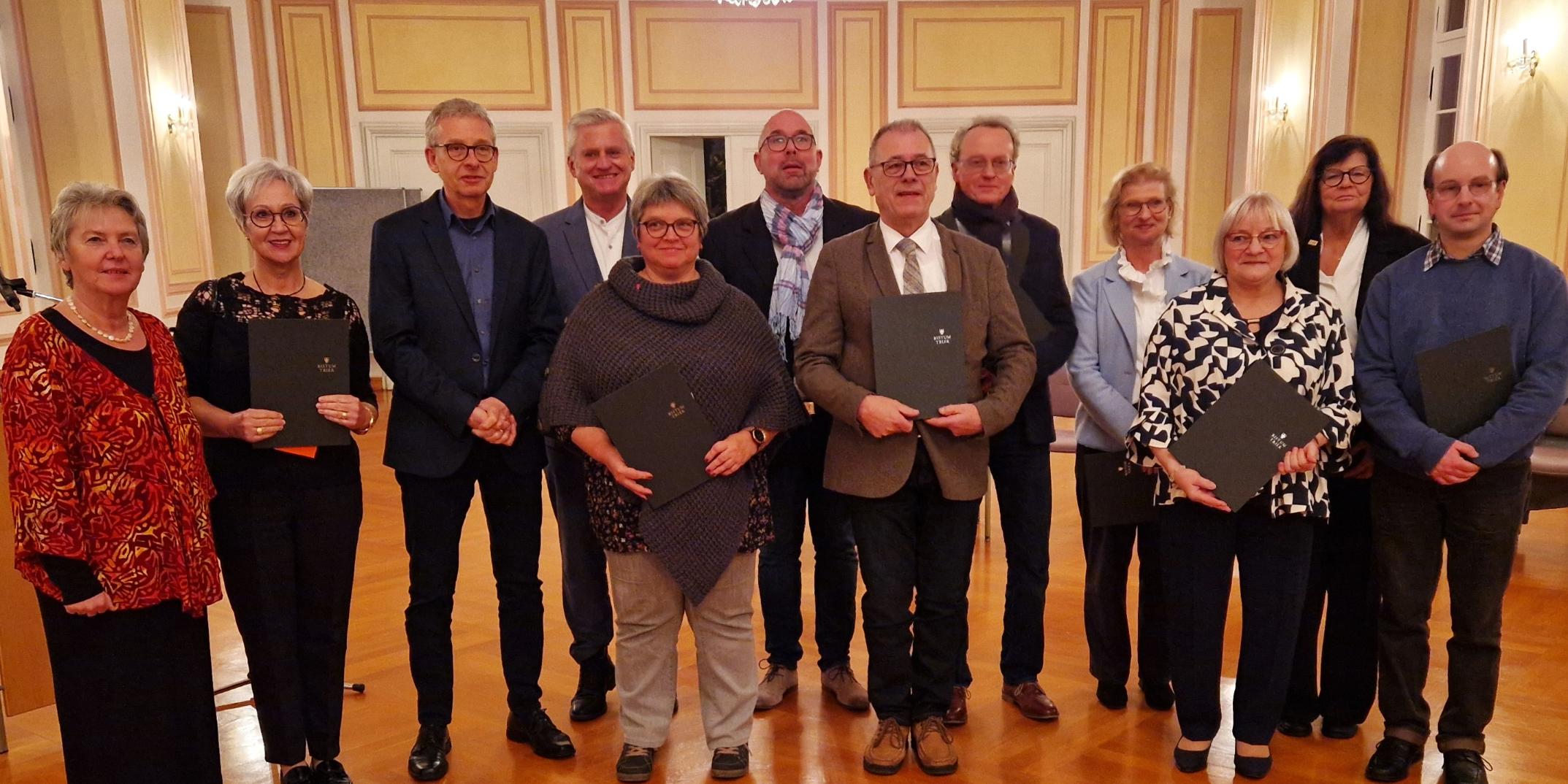 Elf Frauen und Männer (Foto mit der Kursleitung) haben sich für den Begräbnisdienst qualifiziert