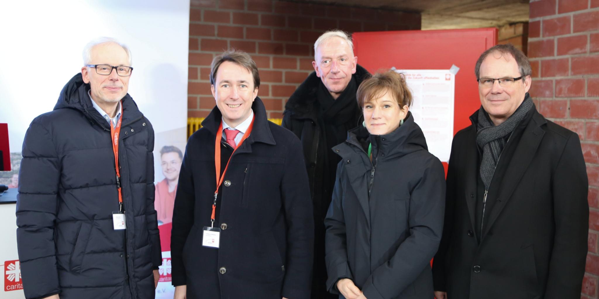 Richard Stahl und Christian von Wichelhaus, beide Geschäftsführer des Caritasverbandes Rhein-Mosel-Ahr e. V., Domkapitular Benedikt Welter, Vorsitzender des Caritasverbandes für die Diözese Trier, Katharina Heil, Ministerialdirektorin des Ministeriums für Wissenschaft und Gesundheit und Dr. Oliver Müller, Vorstand für Internationales, Migration und Katastrophenhilfe des Deutschen Caritasverbandes (V. l. n. r.)