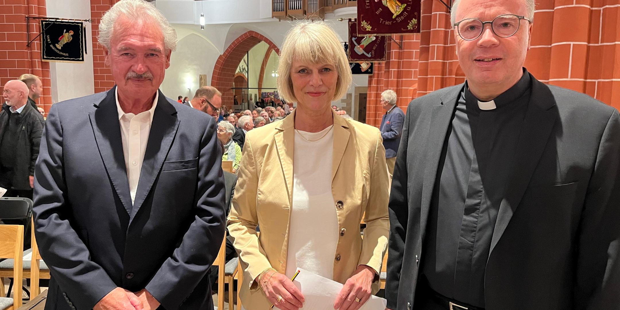 Bischof Stephan Ackermann, ZDF-Redakteurin Gundula Gause und Luxemburgs ehemaliger Außenminister Jean Asselborn in Sankt Gangolf.