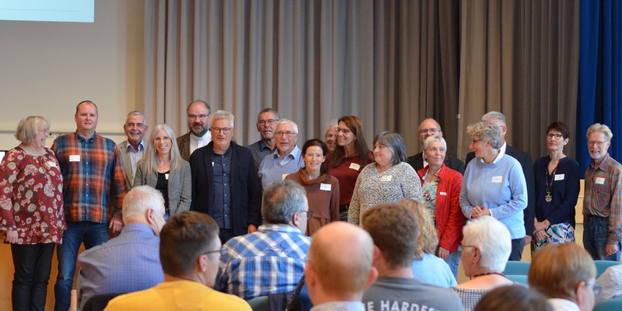 Der Rat des Pastoralen Raumes Mayen mit den neu gewählten Mitgliedern (v.li.n.re.): Ulrike Heuft, Dominik Hallfell, Dr. Thomas P. Fößel, Christiane Jeub, Dekan Jörg Schuh, Rolf Keuser, Hans Peter Schmitz, Hugo Nowicki, Helga Wendel, Birgit Becker, Hugo Nowicki, Andrea Maria Schlich, Gerda Baums, Marek Jost, Irmgard Hillesheim, Martina Wolf, Rainer Dinger, Doris Rieder, Erich Mieden  auf dem Bild fehlen: Miriam Ackermann, Kornelia Kronz und Sabine Klasen