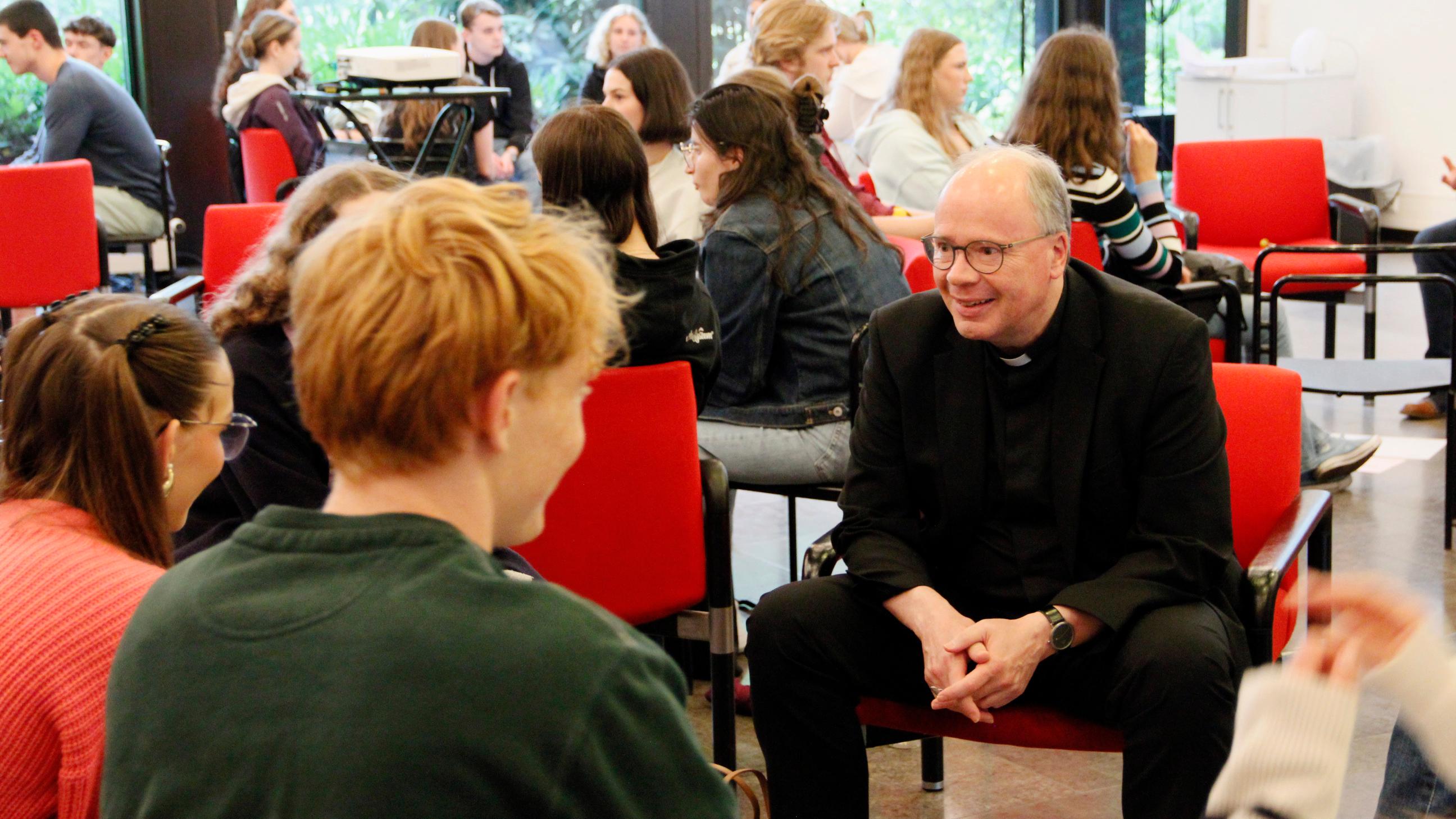 Bischof Ackermann im Gespräch mit den jungen Leuten