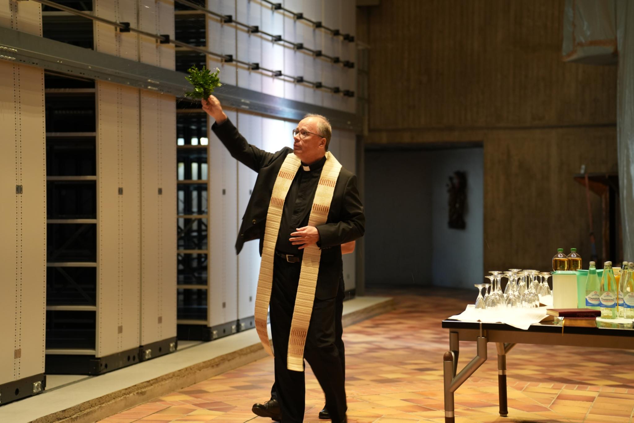Bischof Ackermann segnet die neue Außenstelle des Bistumsarchiv ein
