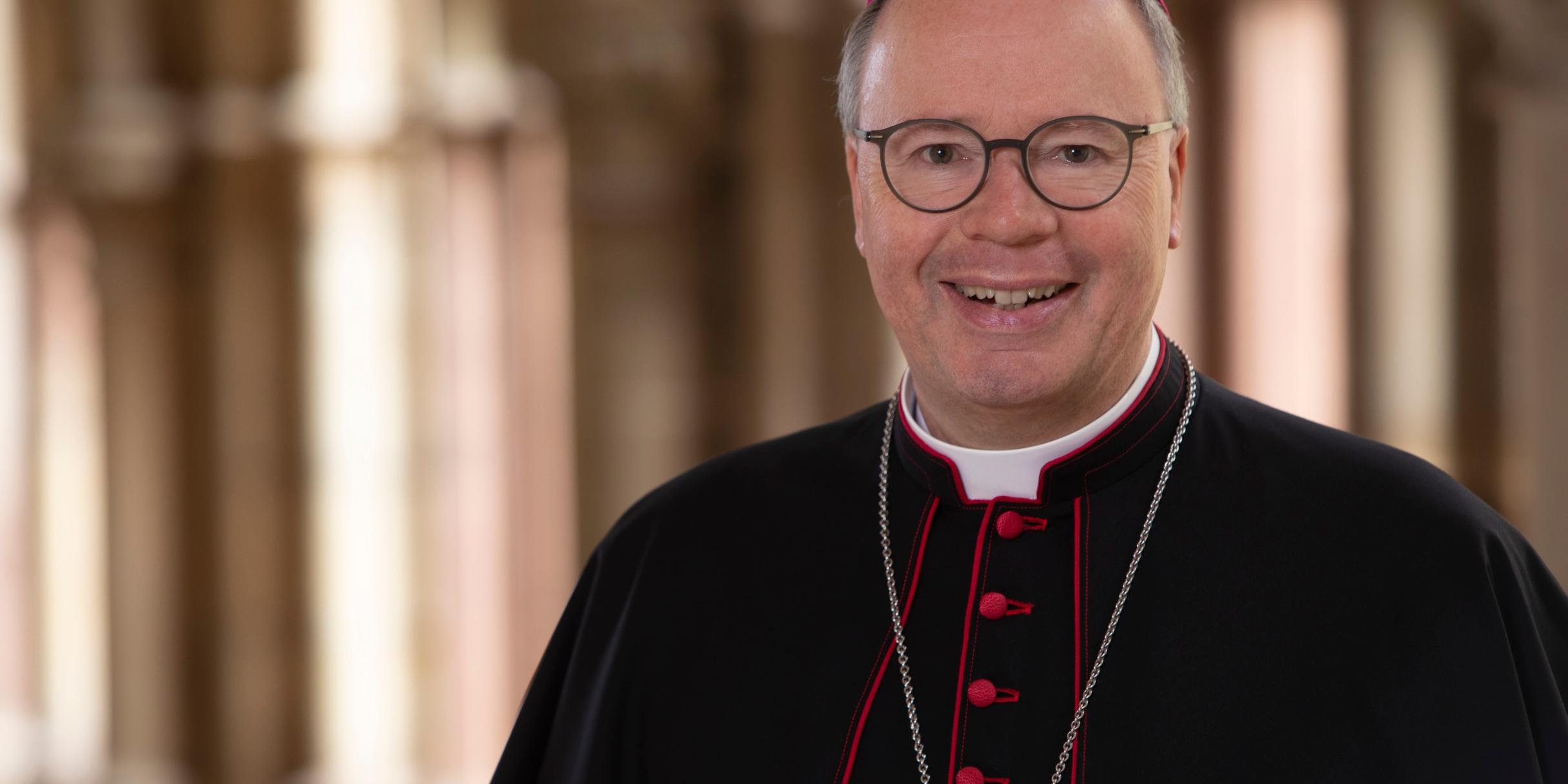 Bischof Ackermann in Soutane lächelnd