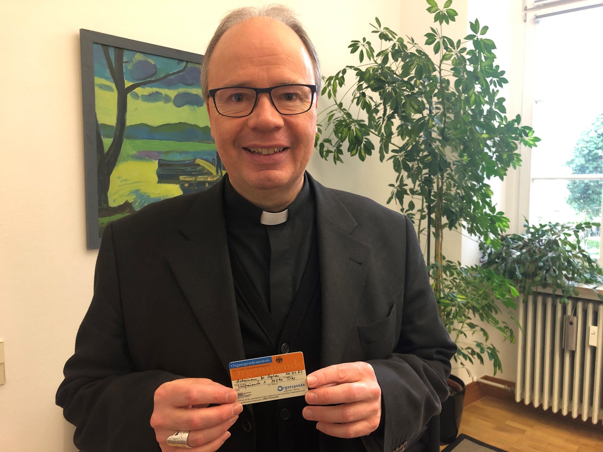 Bischof Dr. Ackermann trägt seit gut drei Jahren einen Organspende-Ausweis mit sich