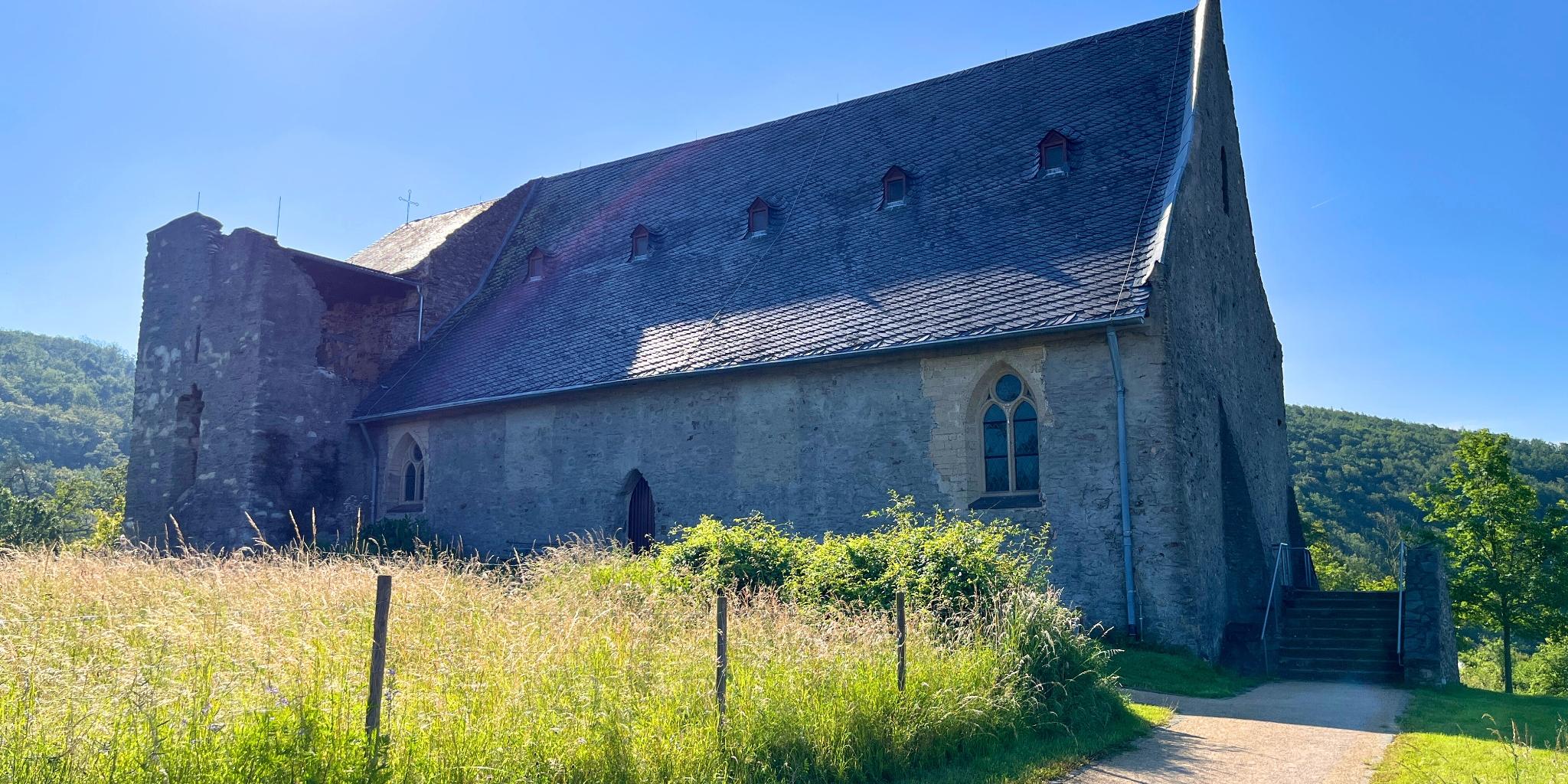 Die Kirche liegt hoch über dem Moseltal und ist beliebter Halt für Wanderer und Pilgerer.