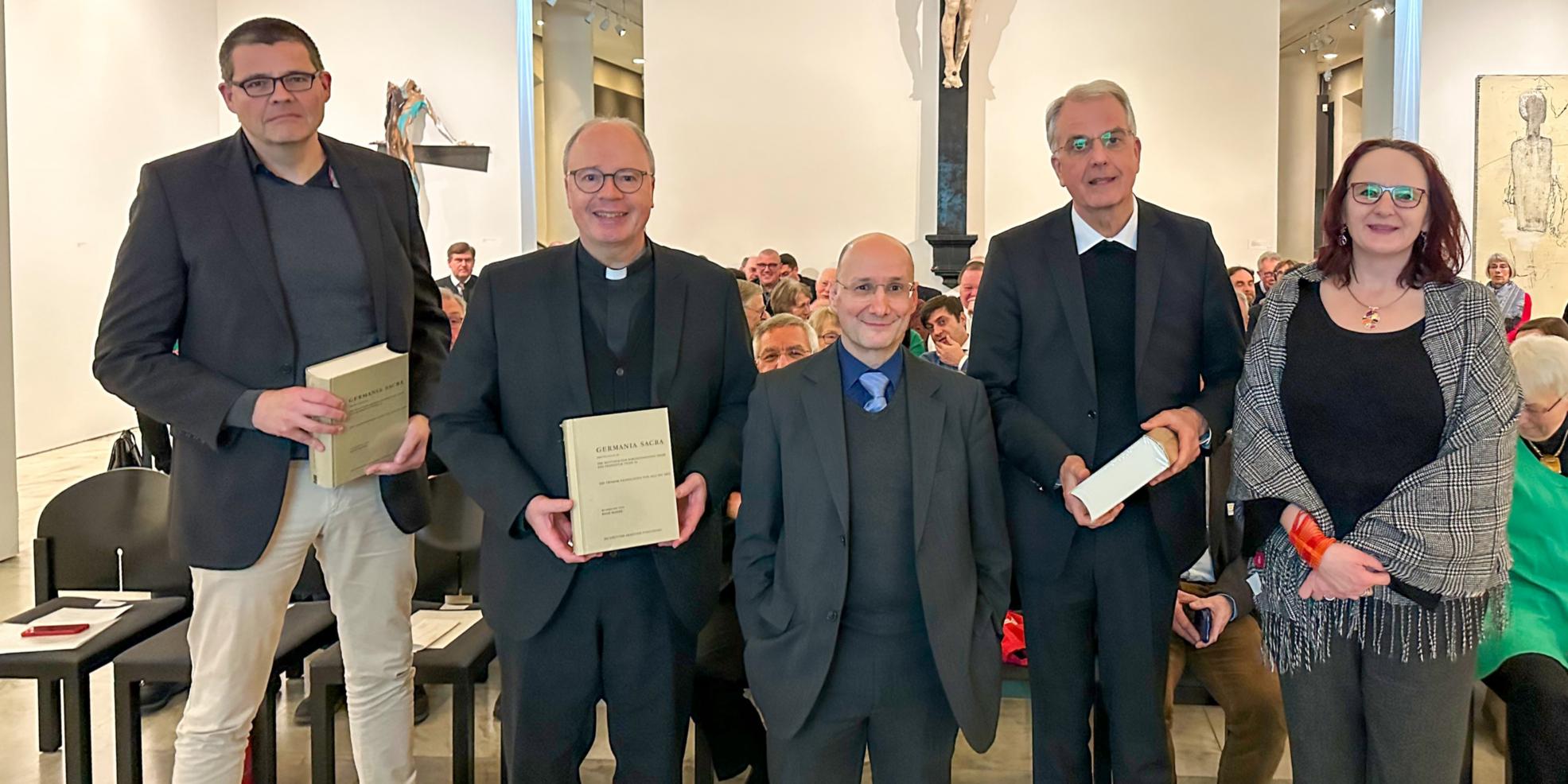 Dr. Nathalie Kruppa von Germania Sacra (rechts) und Dr. René Hanke (Mitte) bei der Buchübergabe an Prof. Laux, Bischof Ackermann und Weihbischof Peters (von links)