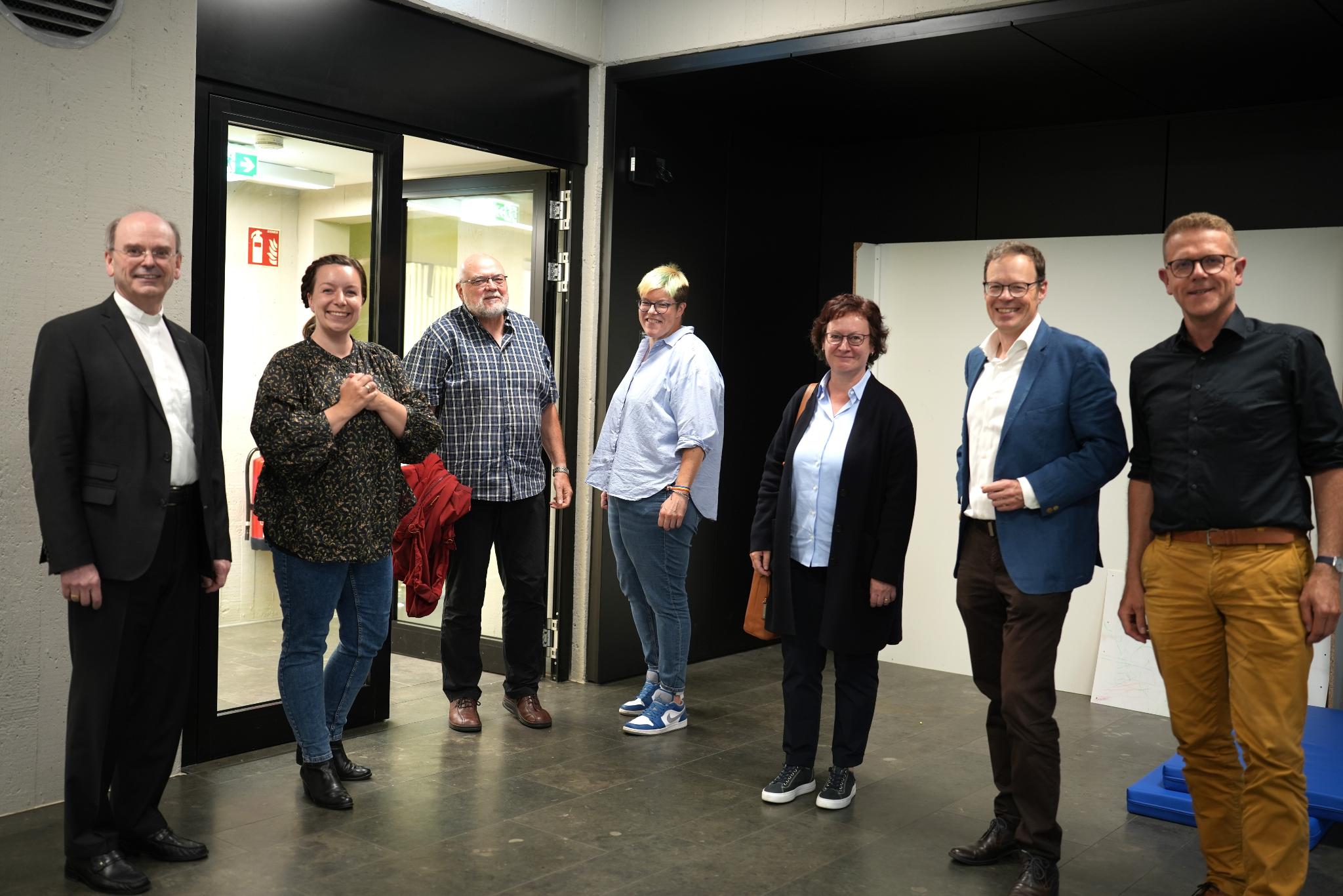 Rundgang durch die Räumlichkeiten: Weihbischof Brahm, Michalina Stößel, Klaus Möntenich, Britta Mies, Katja Neff, Guido Goliasch und Sebastian Mählmann (von links).