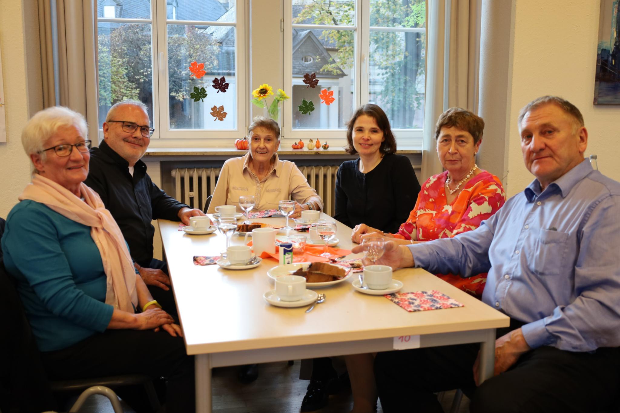 Sie haben sich im Bus 1 kennengelernt: Magret Röder, Winfried Thiel, Veronika Thiel, Sarah Schöneberg, Rosemarie und Richard Wirth (vlnr)