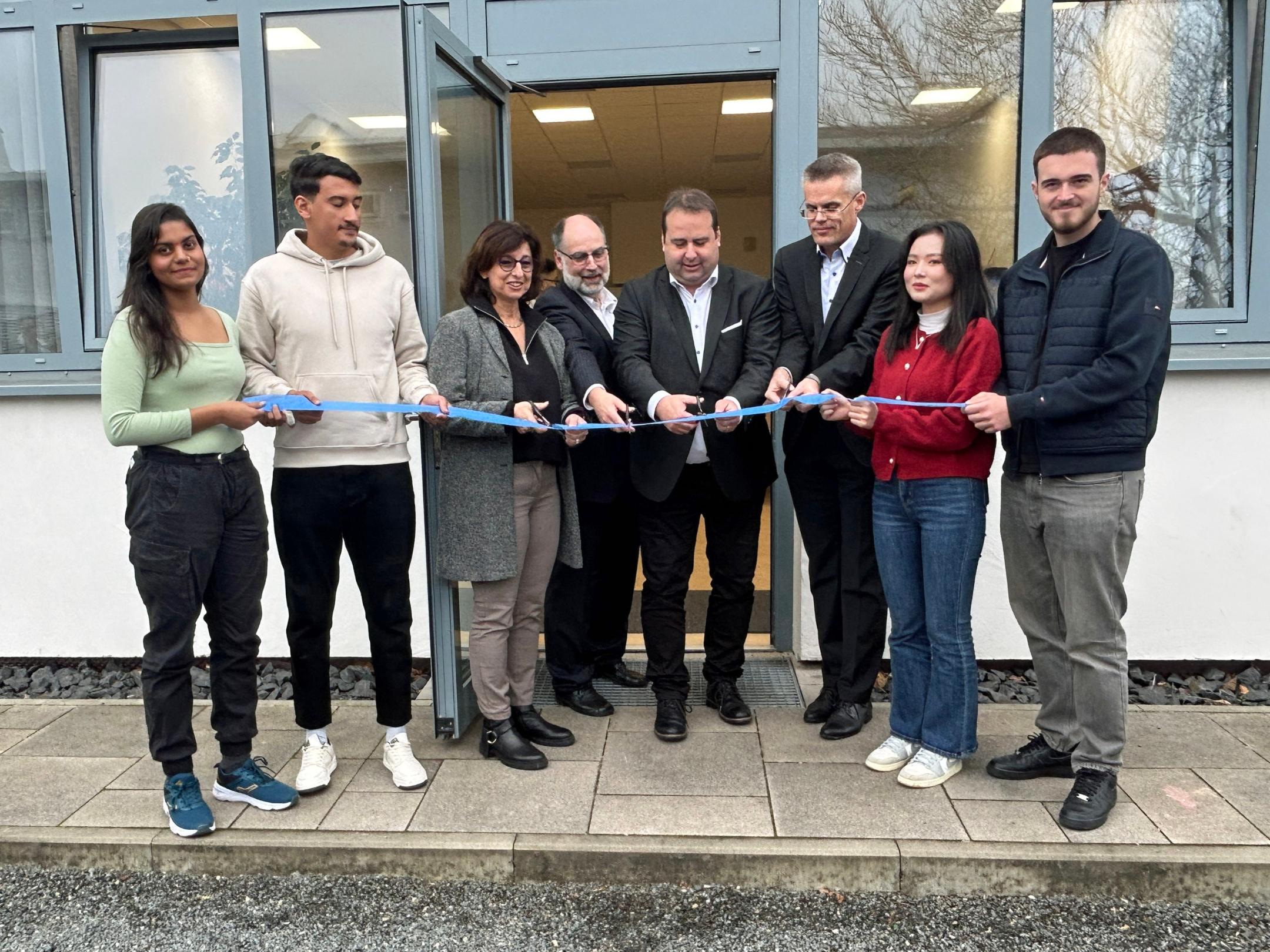 Offizielle Eröffnung der neuen CEB-Pflegeschule mit Landrätin Daniela Schlegel-Friedrich, CEB-Vorsitzendem Andreas Heinrich, Minister Magnus Jung und Oberbürgermeister Marcus Hoffeld.