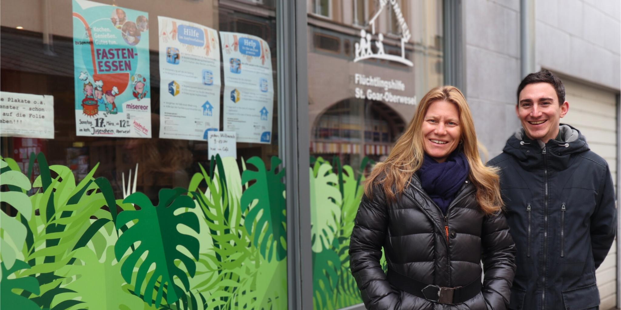Claudia Lang und Tobias Petry vom Leitungsteam des Pastoralen Raums Sankt Goar stehen vor dem Café Global in der Liebfrauenstraße 42 in Oberwesel, in dem es ein vielfältiges Angebot gibt.