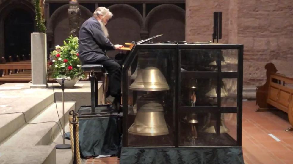 Das Abendlob 'Musik für mobiles Carillon' (Musik für ein mobiles Turmglockenspiel) im Trierer Dom gestalteten am 4. Mai 2022 bei den Heilig-Rock-Tagen der Niederländer Boudewijn Zwart, der Trierer Domorganist Josef Still (Orgel), Stefan Mörsdorf, saarländischer Umweltminister a.D. (Wort) sowie Bischof Dr. Stephan Ackermann
