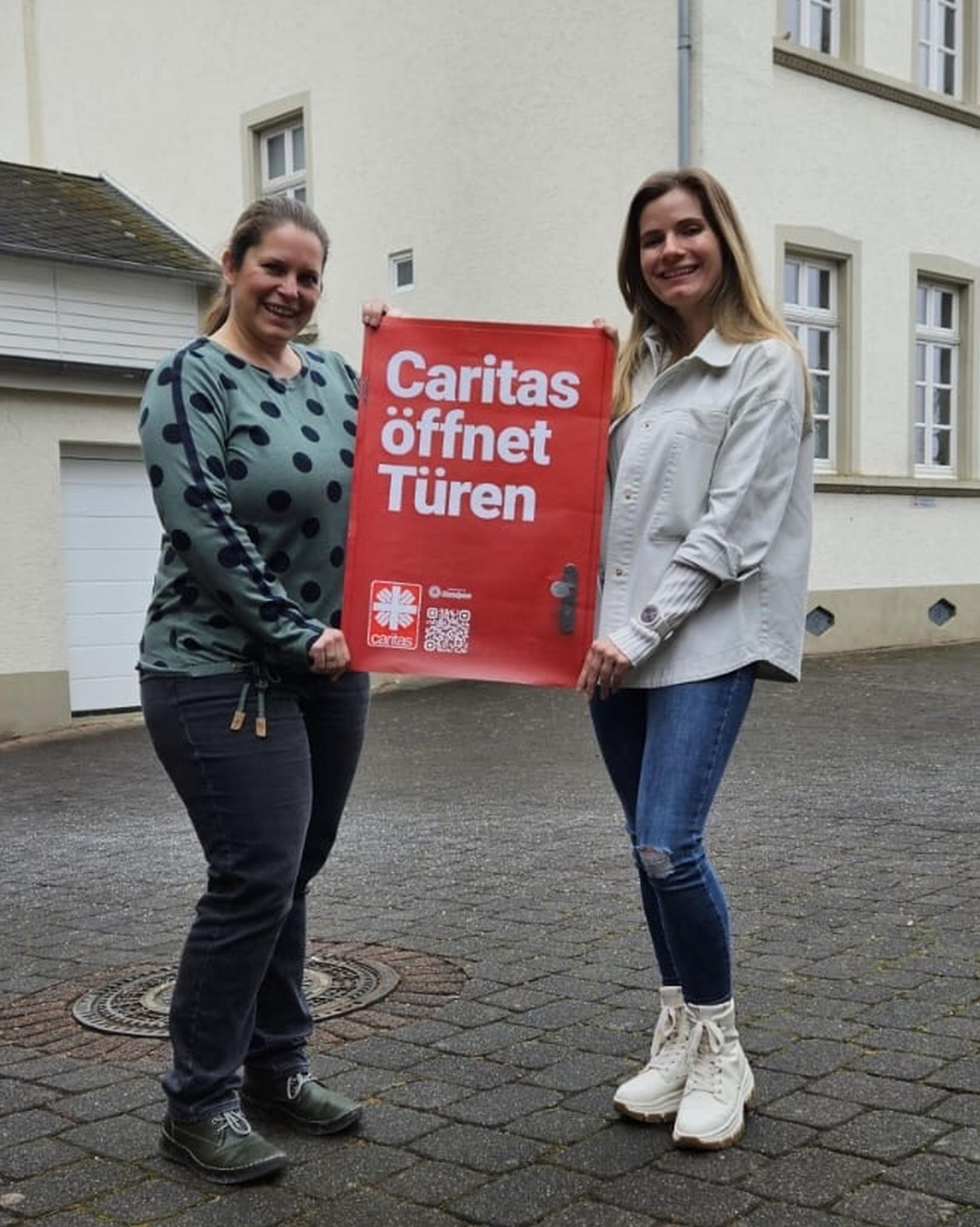 Verena Wiß und Diana Schneider vor der Beratungsstelle des Migrationsdienstes in Ehrenbreitstein.