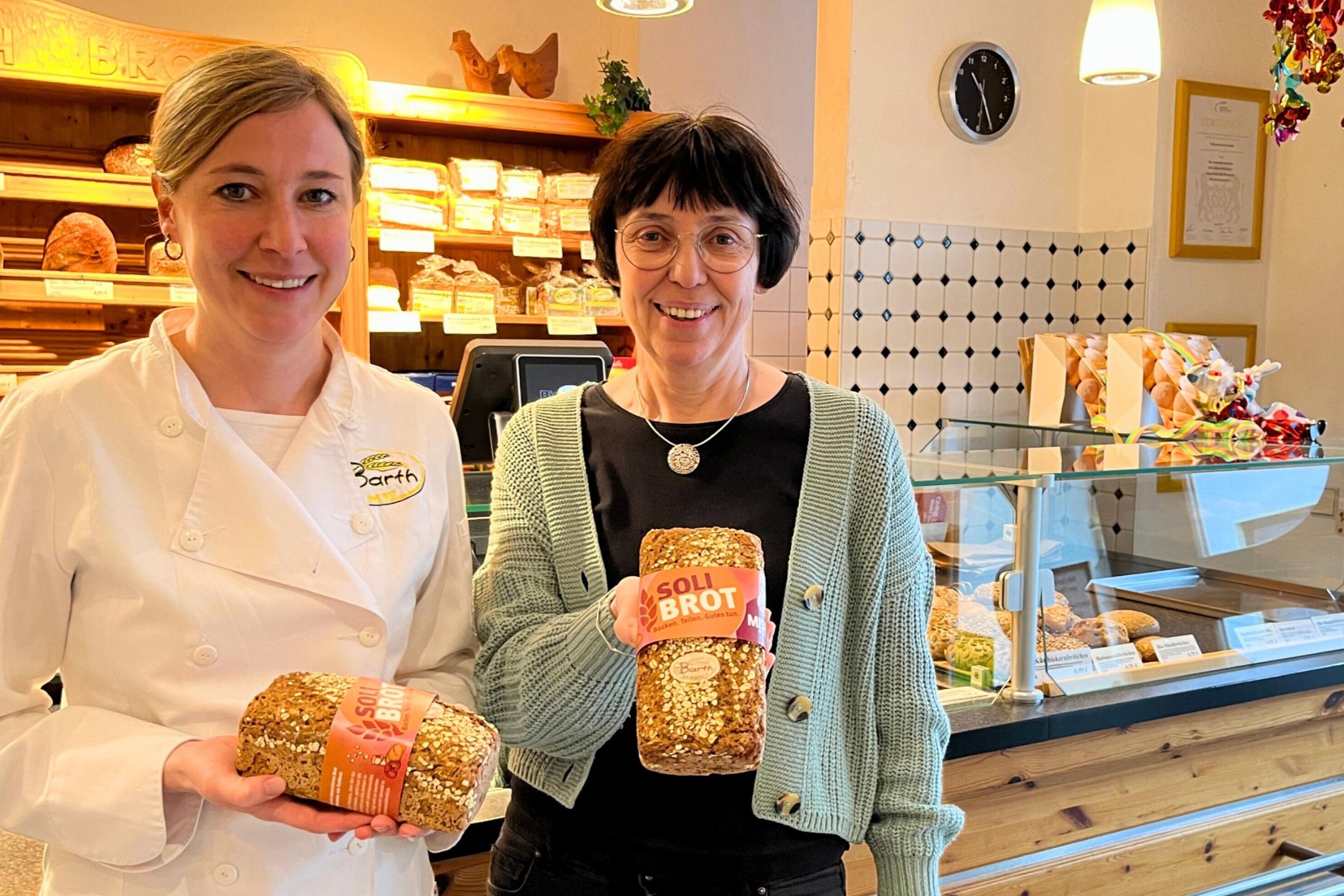 Charlotte und Elisabeth Barth präsentieren das diesjährige Soli-Brot