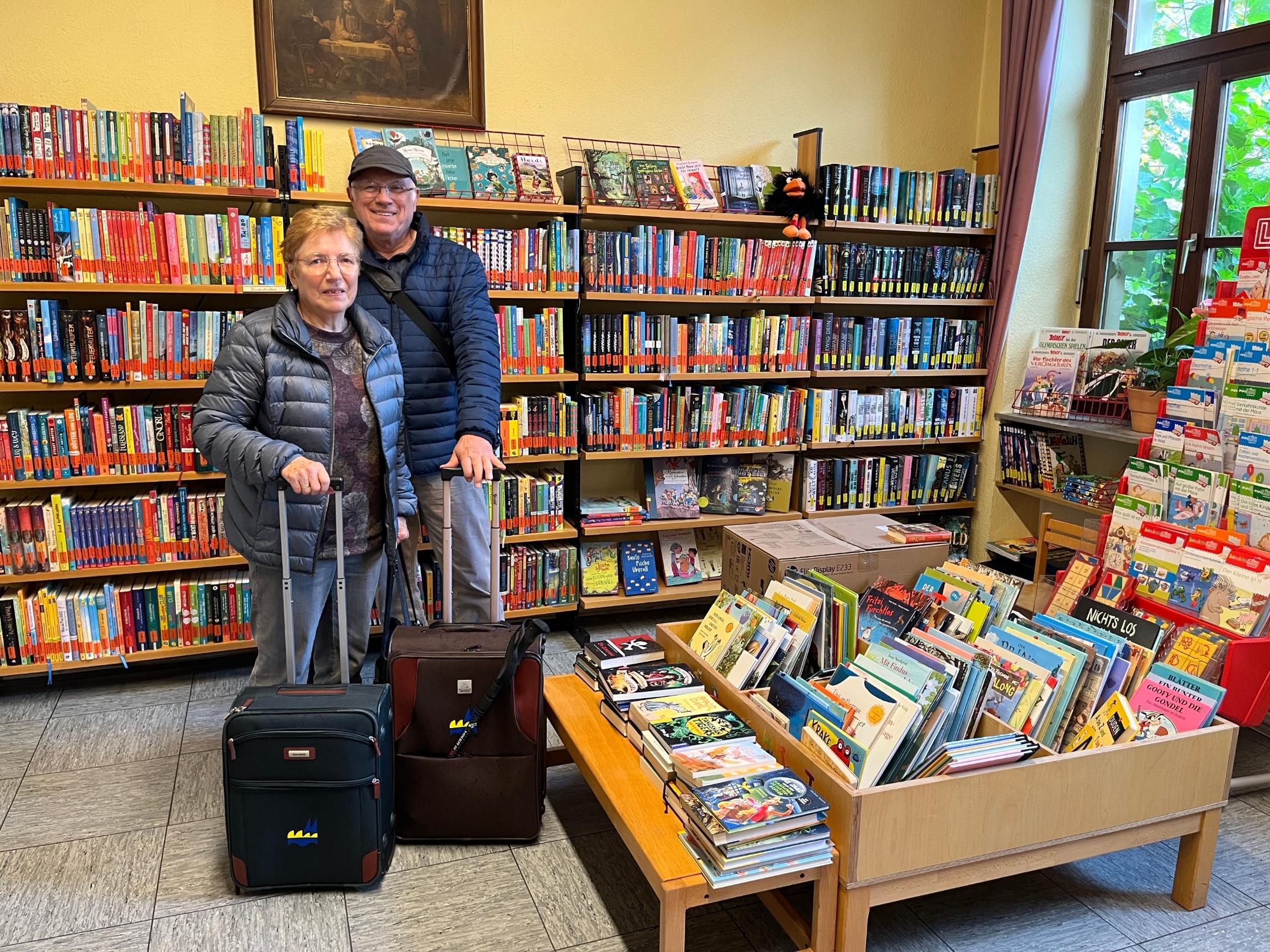 Charlotte und Gerhard Switalla aus Köln bringen Buchspenden ihrer Enkel in der KÖB Ahrweiler vorbei.