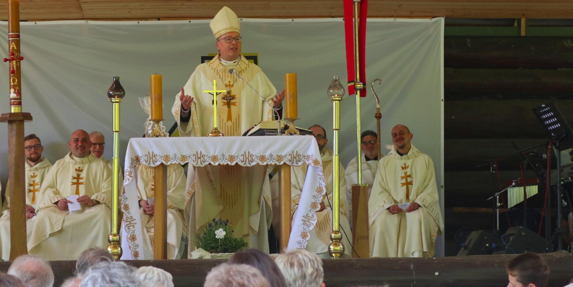 Bischof Stephan Ackermann zelebrierte den Gottesdienst auf dem Concordia-Gelände in Herdorf