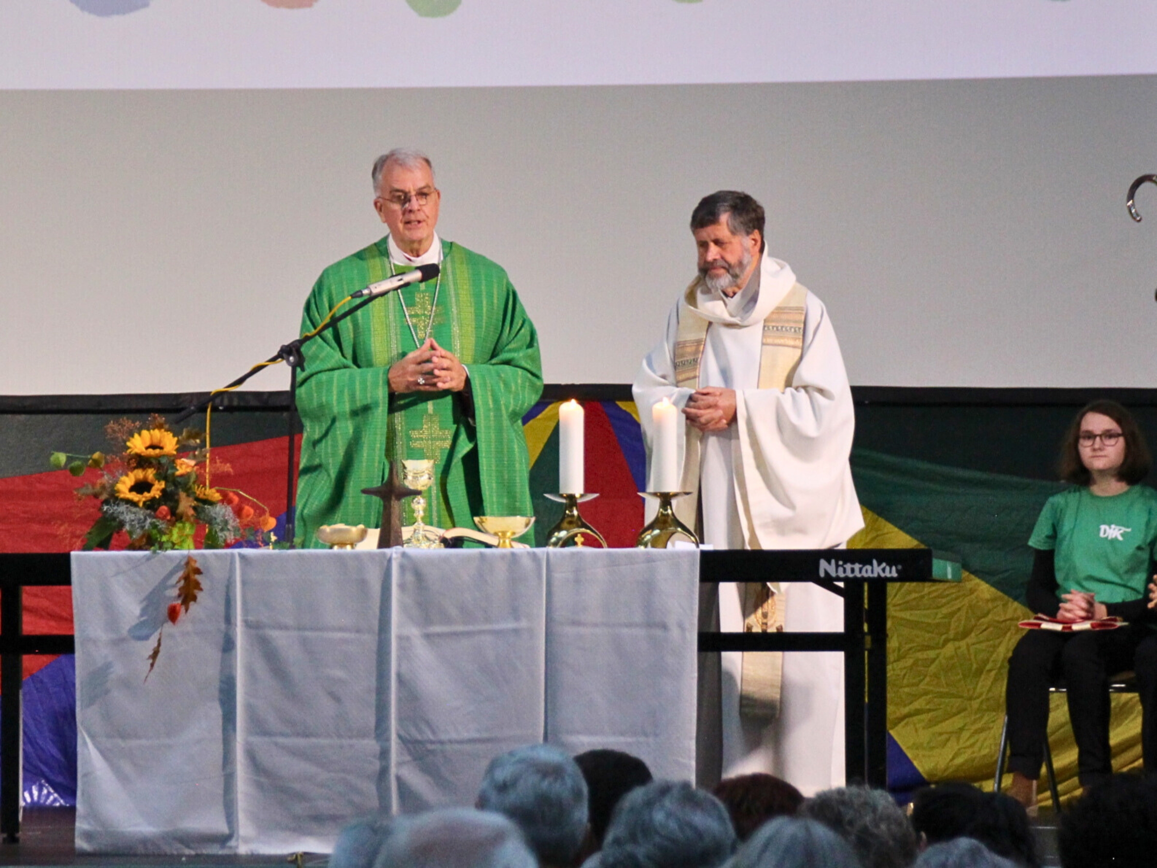 Mit einem Familiengottesdienst mit Weihbischof Jörg Michael Peters wurde der Abend feierlich begonnen.